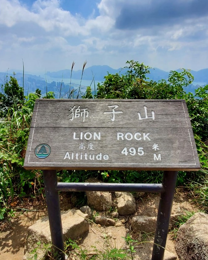 hong kong trails - Sign at the top of Lion Rock indicating altitude of 495m 