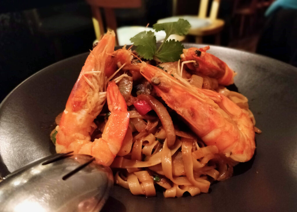 Rice noodles with shrimps, ginger, onion, mushrooms and peppers 
